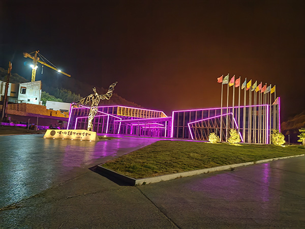 城市亮化是现代城市建设的重要组成部分，它不仅可以美化城市的夜景，还能提升城市的整体形象。随着科技的不断进步，城市亮化也得到了更多的关注和创新。本文将介绍一些关于城市亮化的创意和技术，帮助读者了解玛沁城市亮化的重要性以及如何进行玛沁城市亮化的规划和实施。